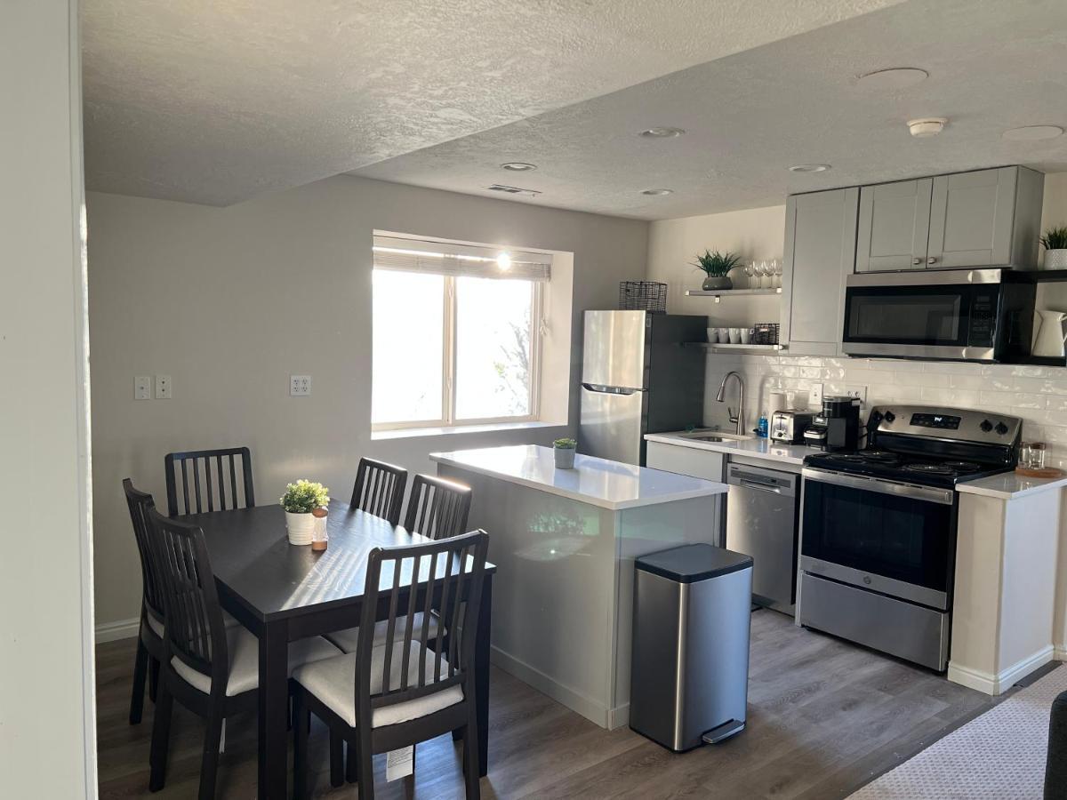 Above Ground Basement Apartment 2 Bedroom 1 B Retreat With Gorgeous View ドレーパー エクステリア 写真