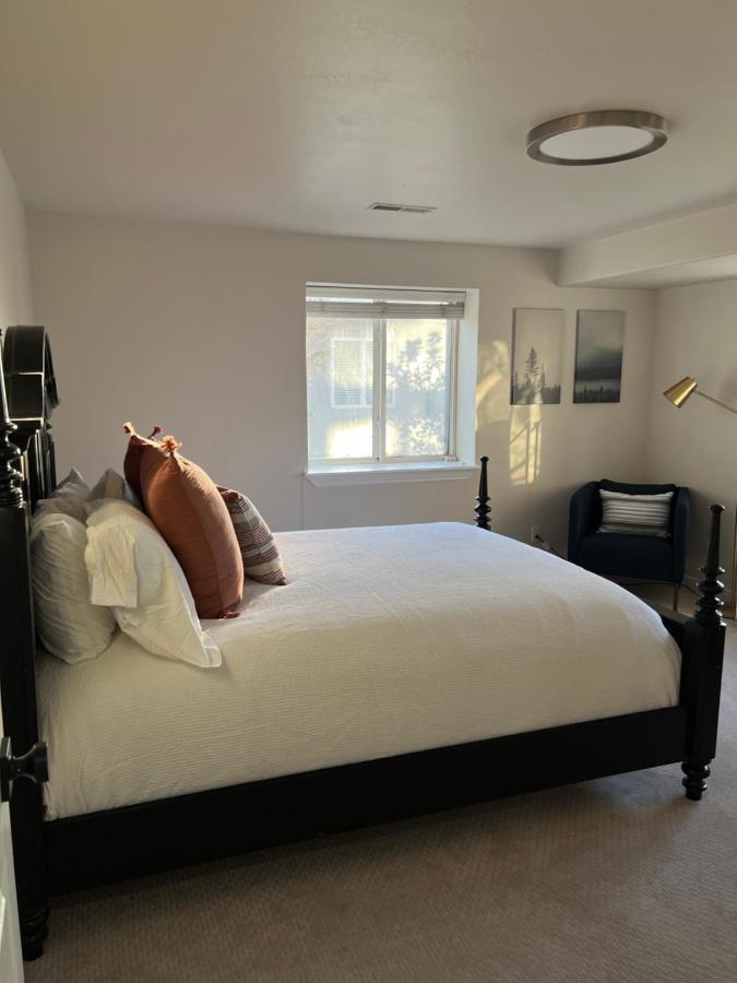 Above Ground Basement Apartment 2 Bedroom 1 B Retreat With Gorgeous View ドレーパー エクステリア 写真